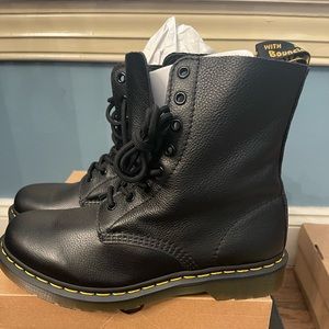 Dr. Martens Air Wair 1460 black leather lace up boots- new -